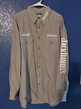 Wrangler Men's Gray Plaid Button-Down Shirt with White Jack Daniel's Script